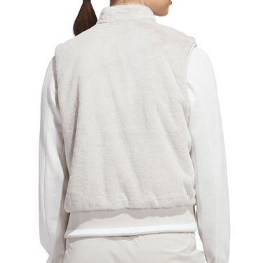アディダス adidas　レディース リバーシブル フリースファー ベスト SH817　2026年モデル 表面 背面着用