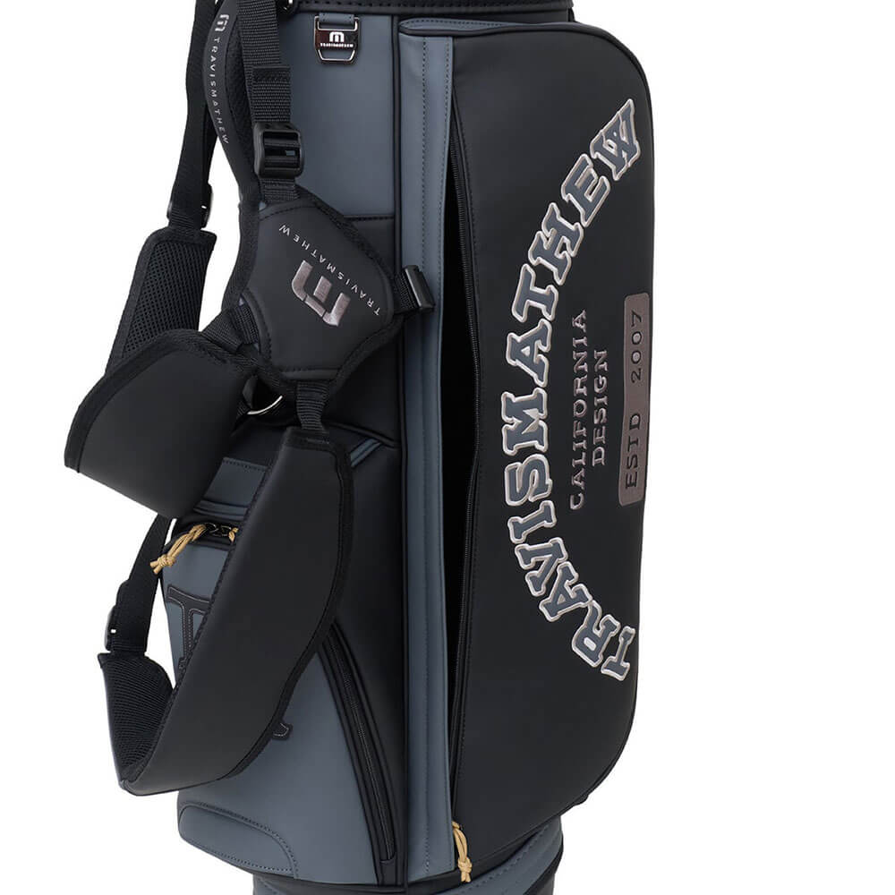 トラヴィスマシュー Travis Mathew　VC スタンド キャディバッグ 7AP900 0BLK ブラック　2026年モデル スタンドキャディバッグ フード装着・側面