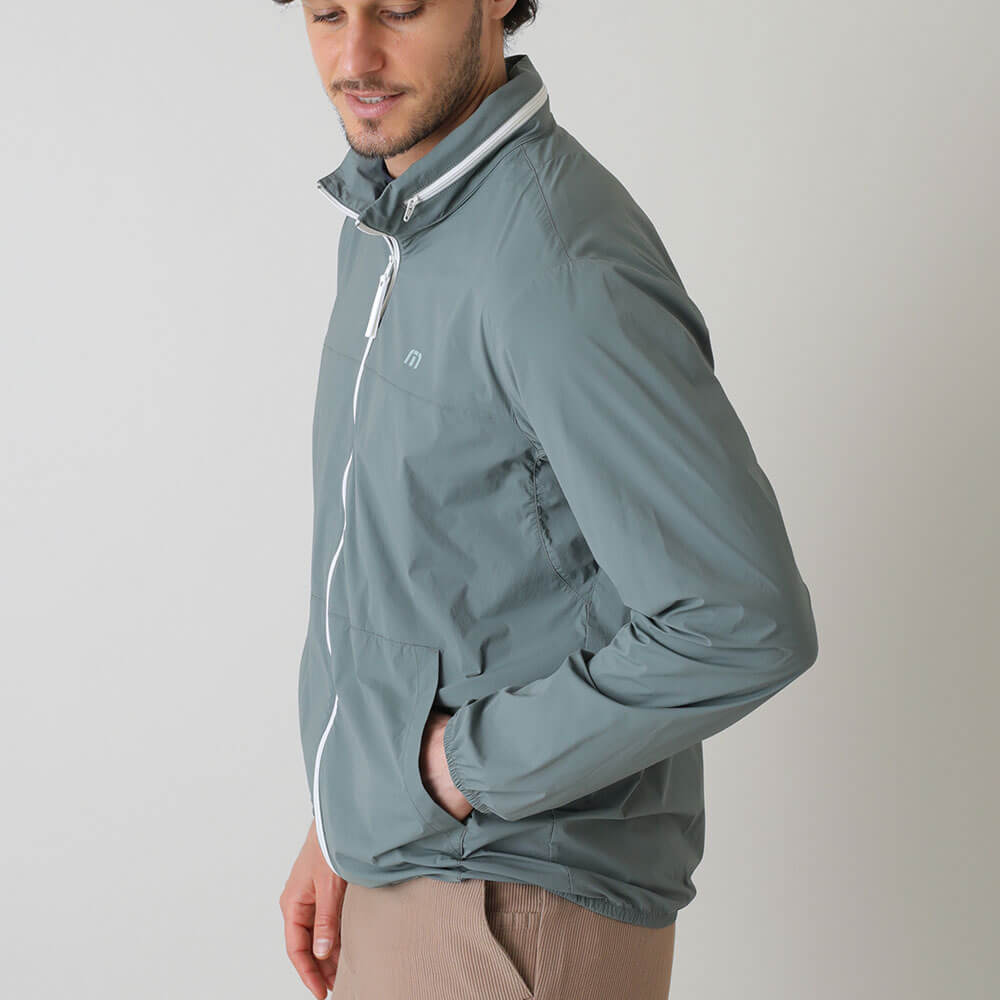 トラヴィスマシュー Travis Mathew　メンズ 軽量ポケッタブル ジャケット 7AP014　2026年モデル 側面着用