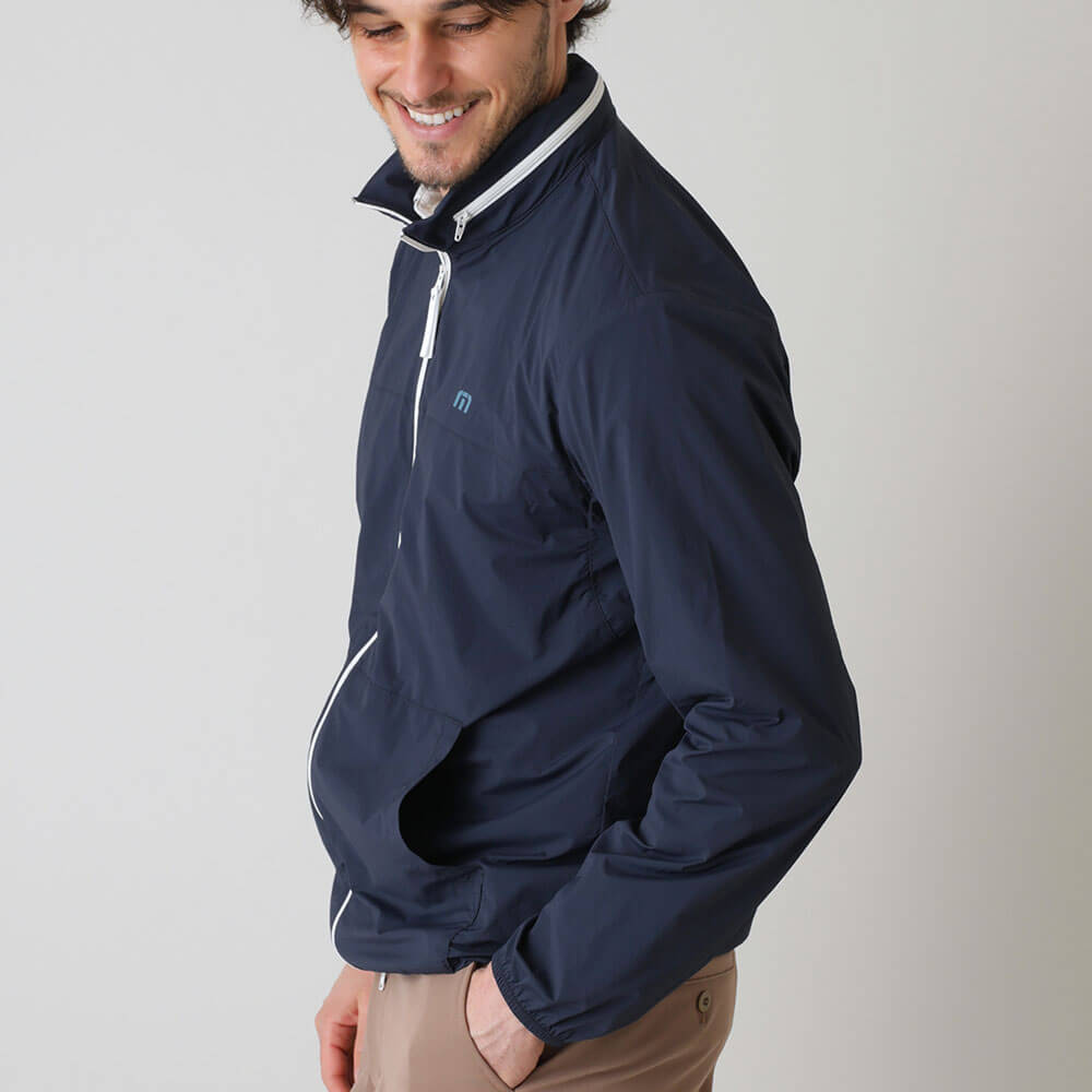 トラヴィスマシュー Travis Mathew　メンズ 軽量ポケッタブル ジャケット 7AP014　2026年モデル 別カラー 側面着用