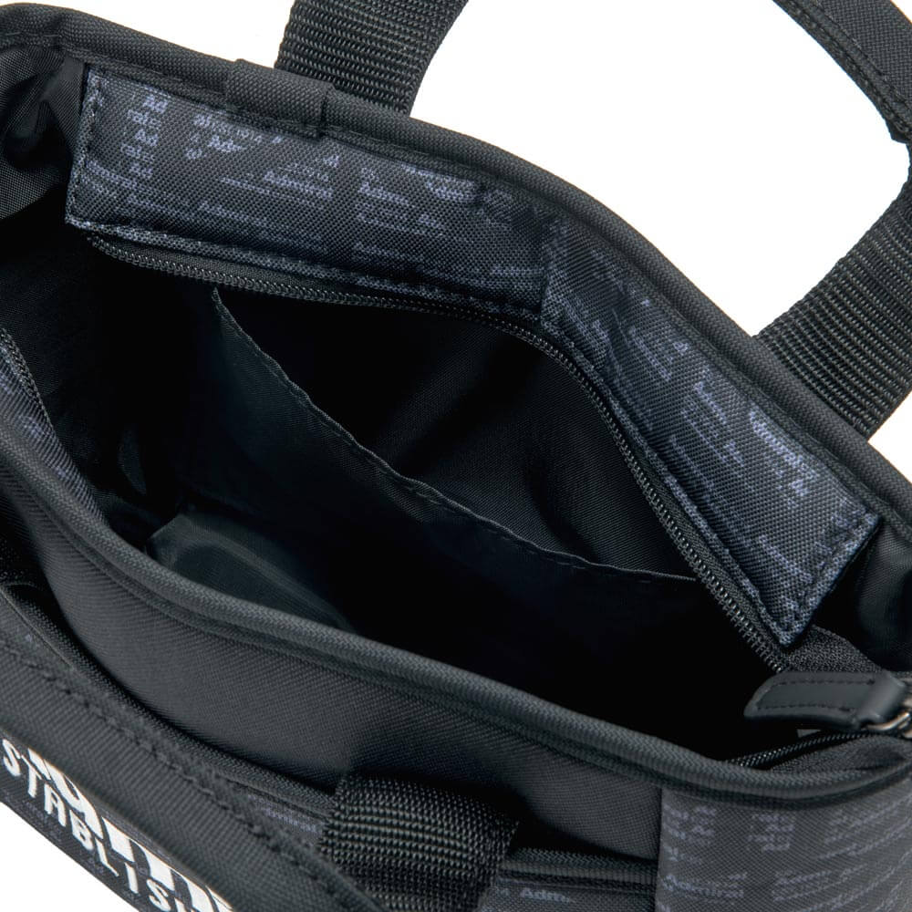 アドミラル Admiral　モノグラム ラウンドバッグ ADMZ6AT6 10 ブラック バッグのハンドル、ポケット、ロゴなどを確認できる画像