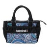 アドミラル Admiral　ダズル ラウンドバッグ ADMZ6BT1 34 ブルー バッグ全体を正面または斜めから確認できる画像