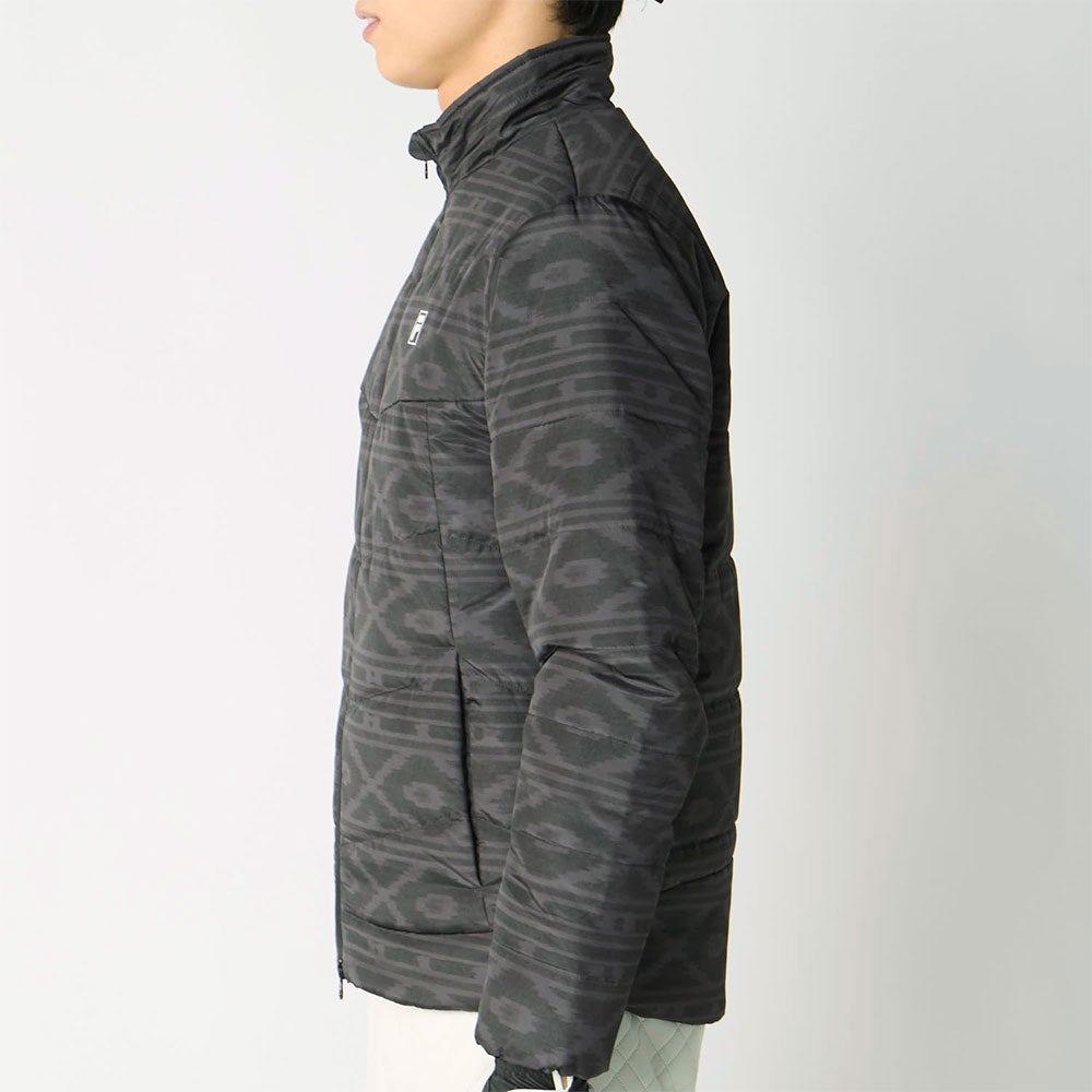 フィラ FILA　メンズ ノルディック柄 中綿 長袖 ブルゾン 786-239Y　2026年モデル 着用時の側面を確認できる画像