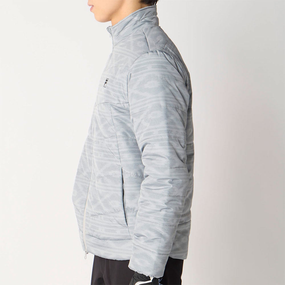 フィラ FILA　メンズ ノルディック柄 中綿 長袖 ブルゾン 786-239Y　2026年モデル 別カラーの着用時の側面を確認できる画像