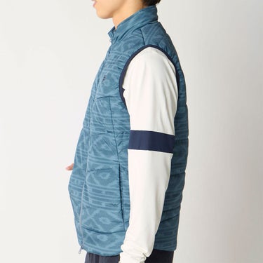 フィラ FILA　メンズ ノルディック柄 中綿 ベスト 786-240Y　2026年モデル 別カラーの着用時の側面を確認できる画像