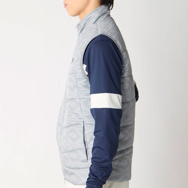 フィラ FILA　メンズ ノルディック柄 中綿 ベスト 786-240Y　2026年モデル 別カラーの着用時の側面を確認できる画像