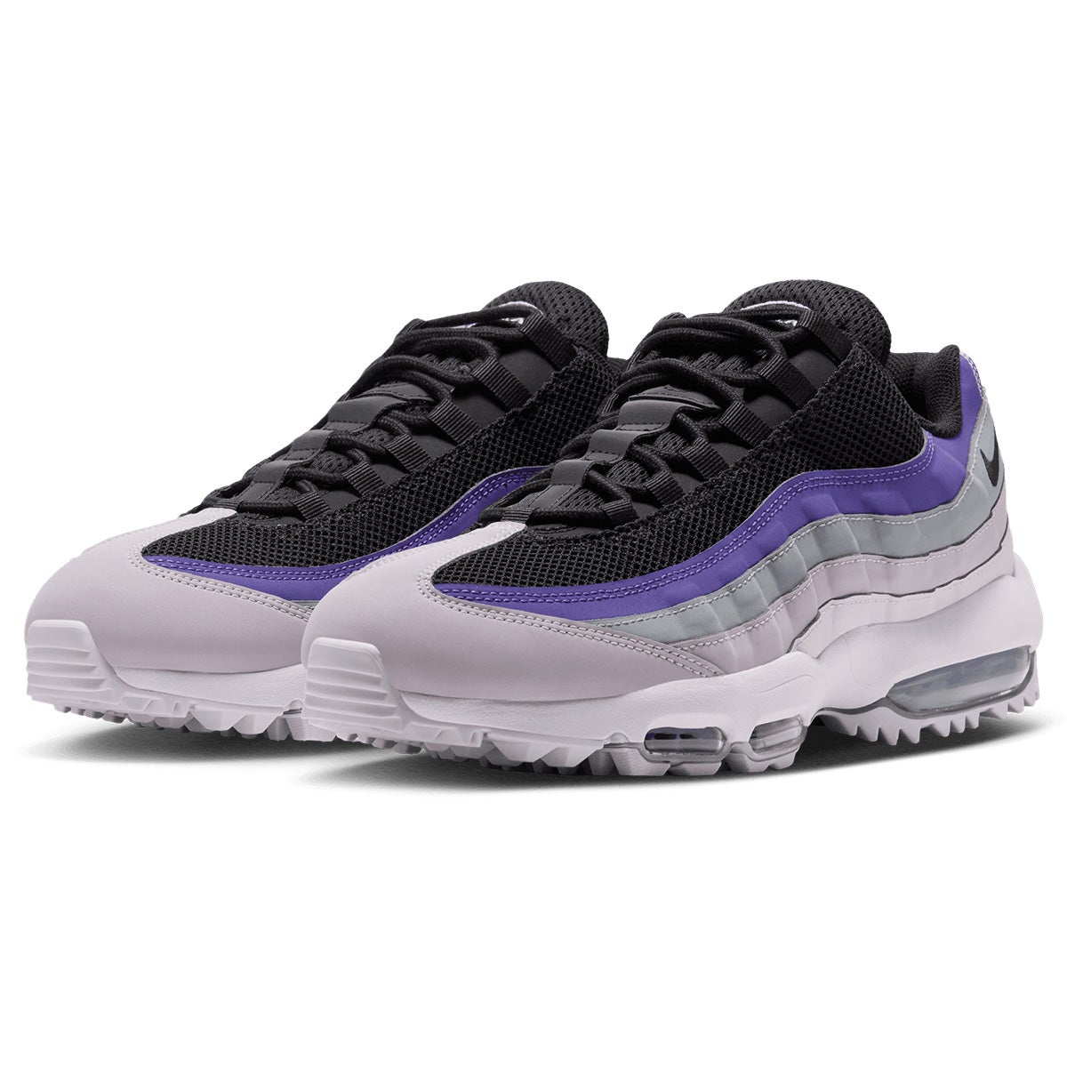 ナイキ NIKE　エア マックス AIR MAX 95G　スパイクレス ゴルフシューズ　HV4696 004 左右のシューズ全体を斜めから確認できる画像