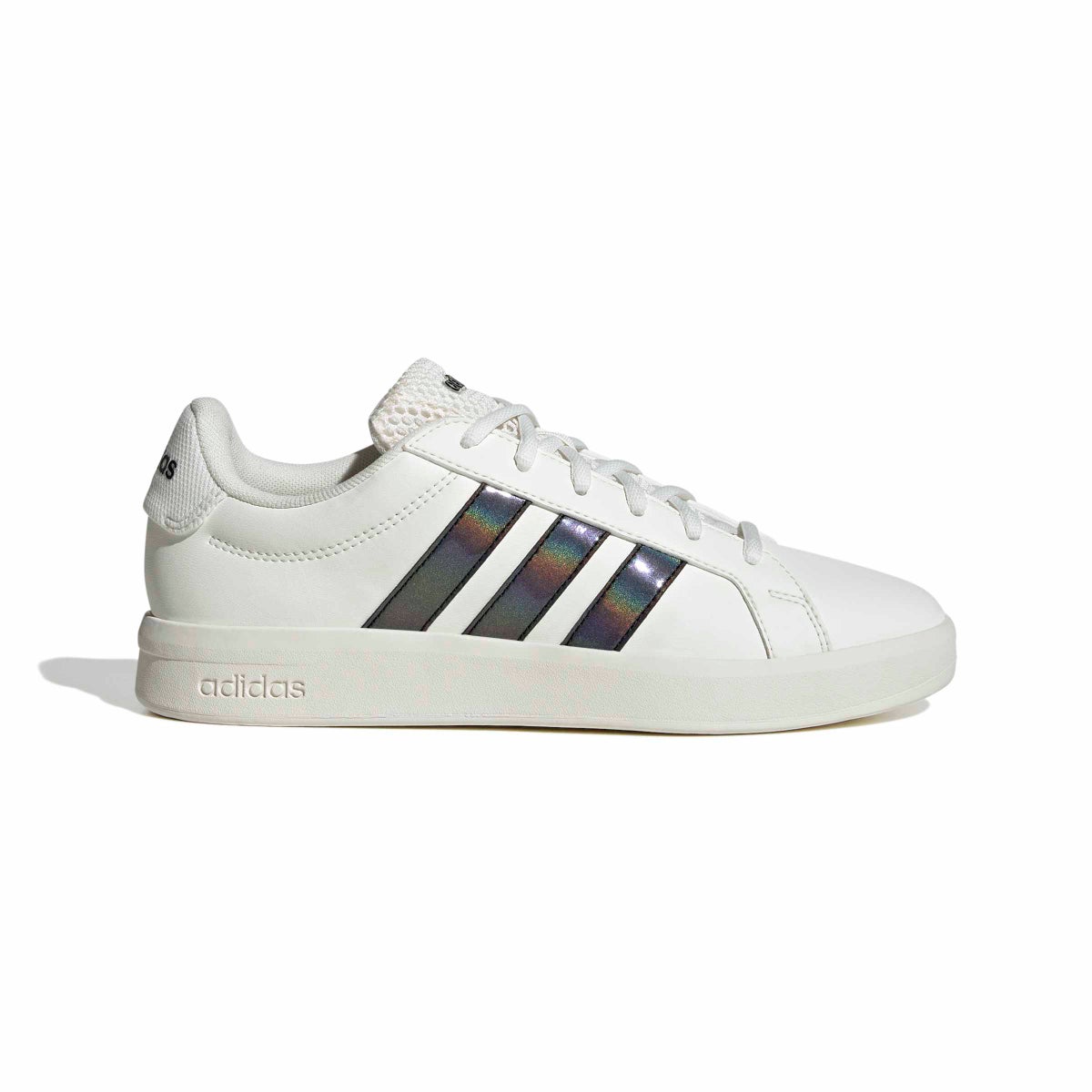 アディダス adidas　グランドコートベース 3.0 ライフスタイル スニーカー シューズ　KH9414 ホワイト基調に光沢のある3本線が入ったスニーカーの側面