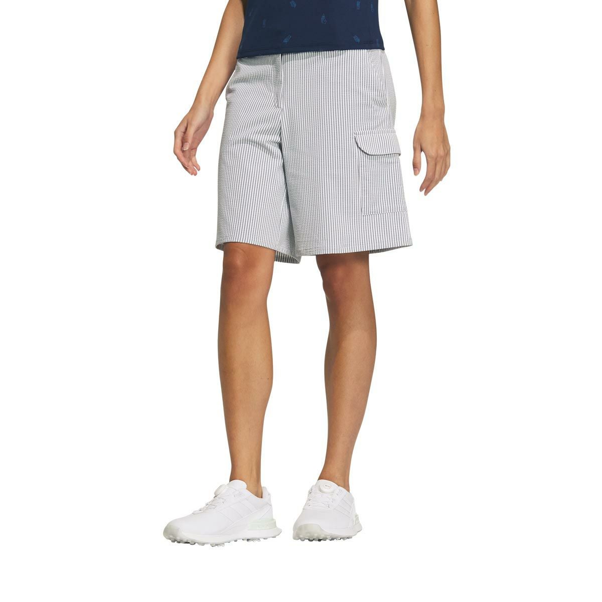 アディダス adidas　レディース サッカーストライプ柄 4WAYストレッチ カーゴポケット付き ショートパンツ JTS42　2024年モデル カレッジネイビー（IT1496）