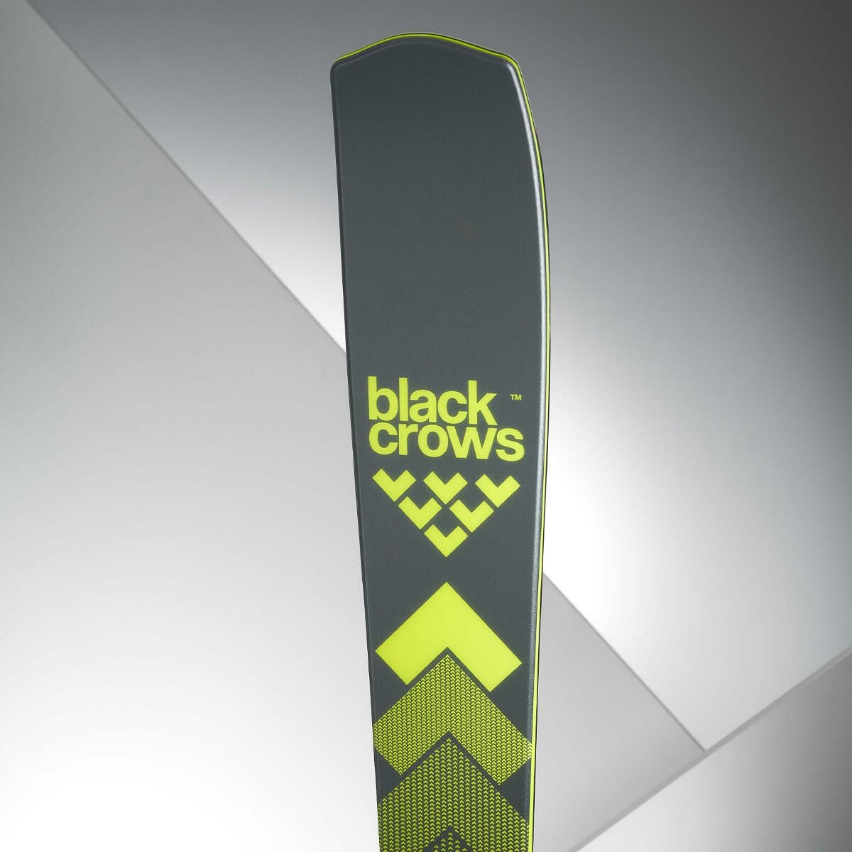 ブラッククロウ板 STEP」でさらなる高みへ・グラフィックが一新！｜BLACKCROWS（ブラック