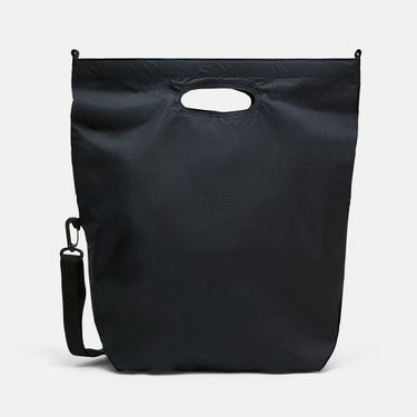 ピークパフォーマンス PEAK PERFORMANCE　Street Shopper ストリートショッパー BLACK　バッグ 2025 詳細2