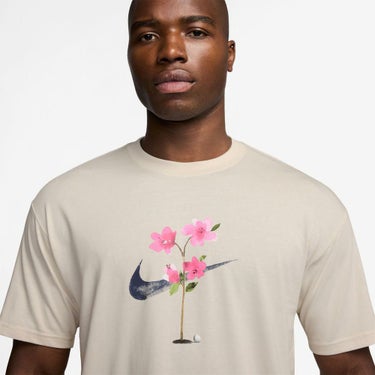 ナイキ NIKE　メンズ バックプリント ドロップショルダー 半袖 Tシャツ HJ3477 104 ライトオールウッドブラウン　2025年モデル 詳細3
