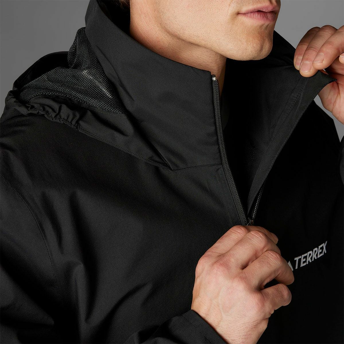 アディダス adidas　アウトドア マルチ エッセンシャルズ 2L レインジャケット オーロラアイビー JY0478 詳細10