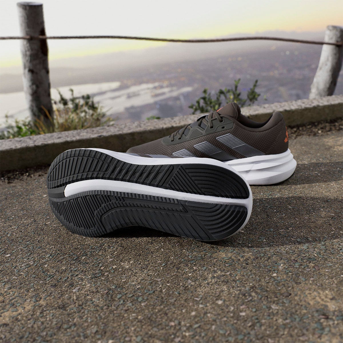 アディダス adidas　メンズ カジュアル ランニングシューズ GLX 7 ランニングシューズ / GLX 7 Running Shoes シャドーオリーブ/アイアンメタリック/フットウェアホワイト JQ7141  詳細10