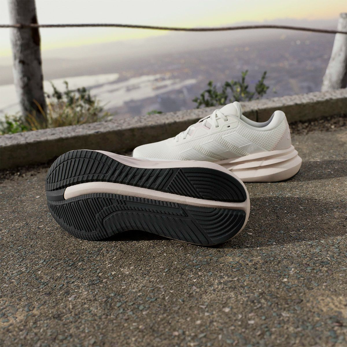 アディダス adidas　レディース カジュアル ランニングシューズウイメンズ GLX 7 ランニングシューズ オフホワイト/コアホワイト/パテモーブ JQ9558  詳細10