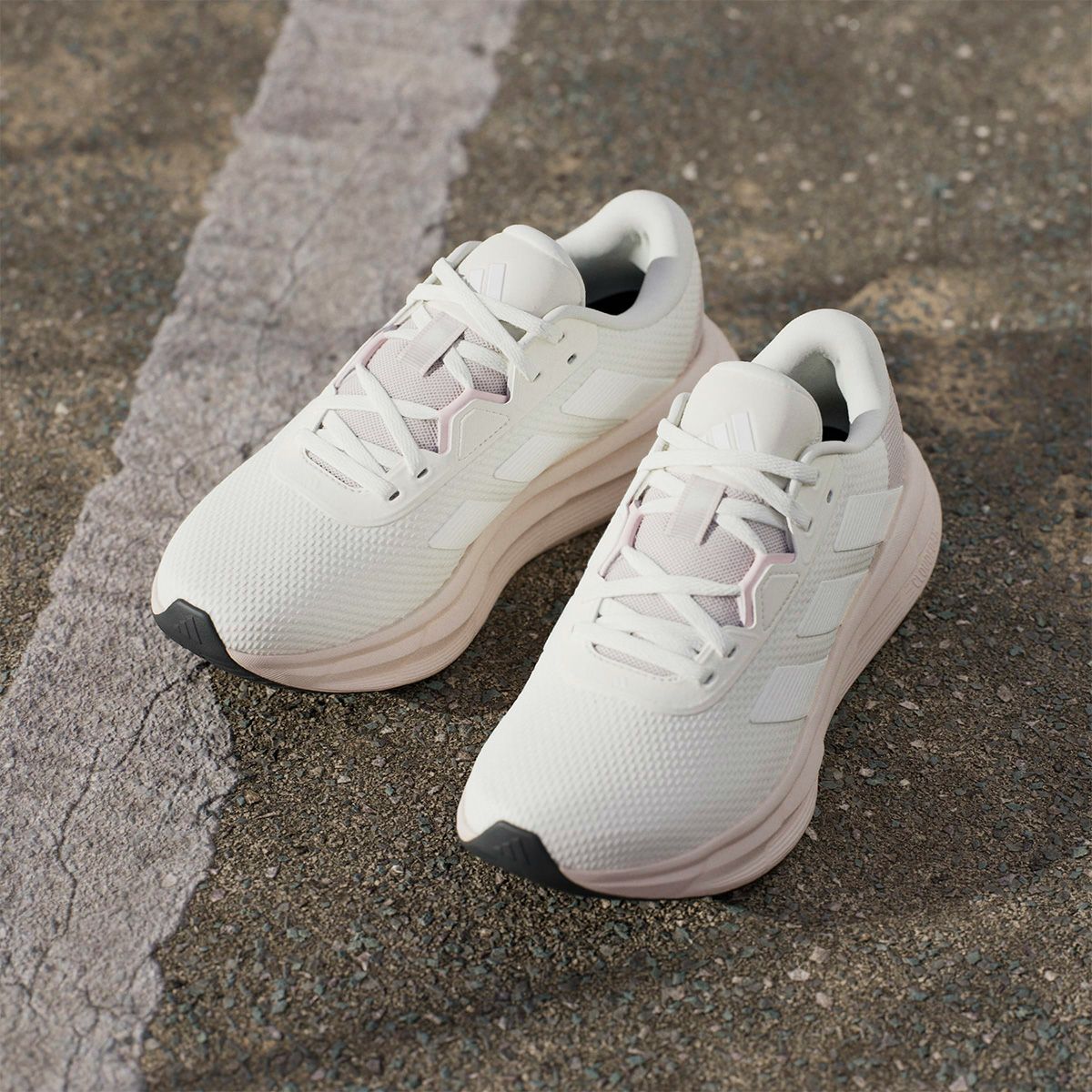 アディダス adidas　レディース カジュアル ランニングシューズウイメンズ GLX 7 ランニングシューズ オフホワイト/コアホワイト/パテモーブ JQ9558  詳細11