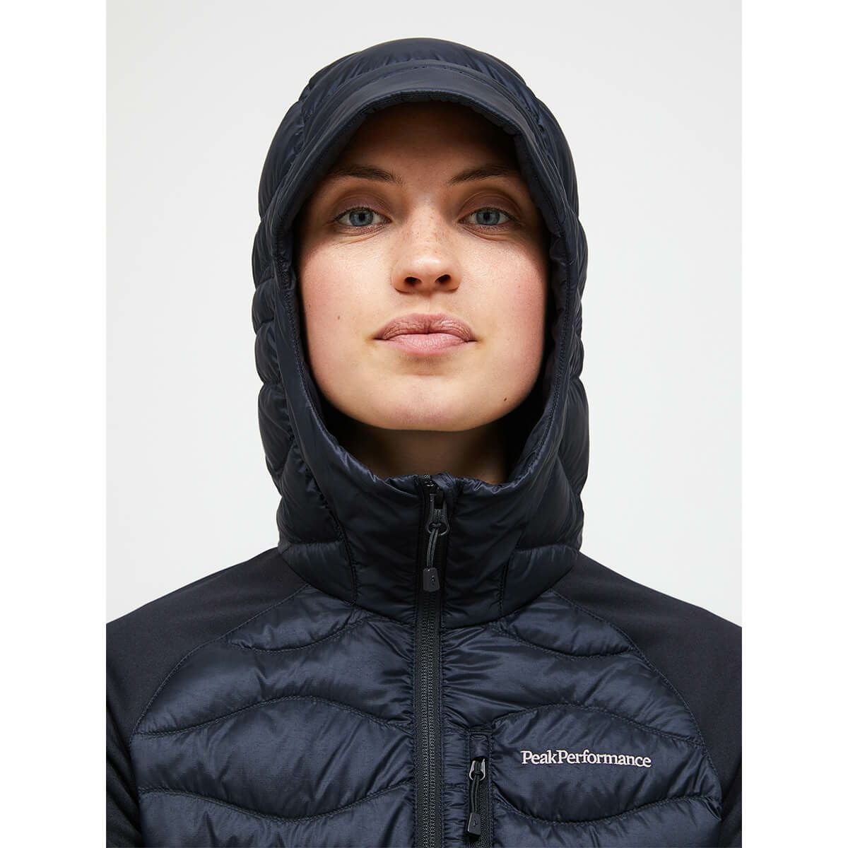 ピークパフォーマンス PEAK PERFORMANCE　スキーウェア インナー ウーマンズヘリウムダウンハイブリットフーディー W Helium Down Hybrid Hood G79840 2025-2026 詳細6