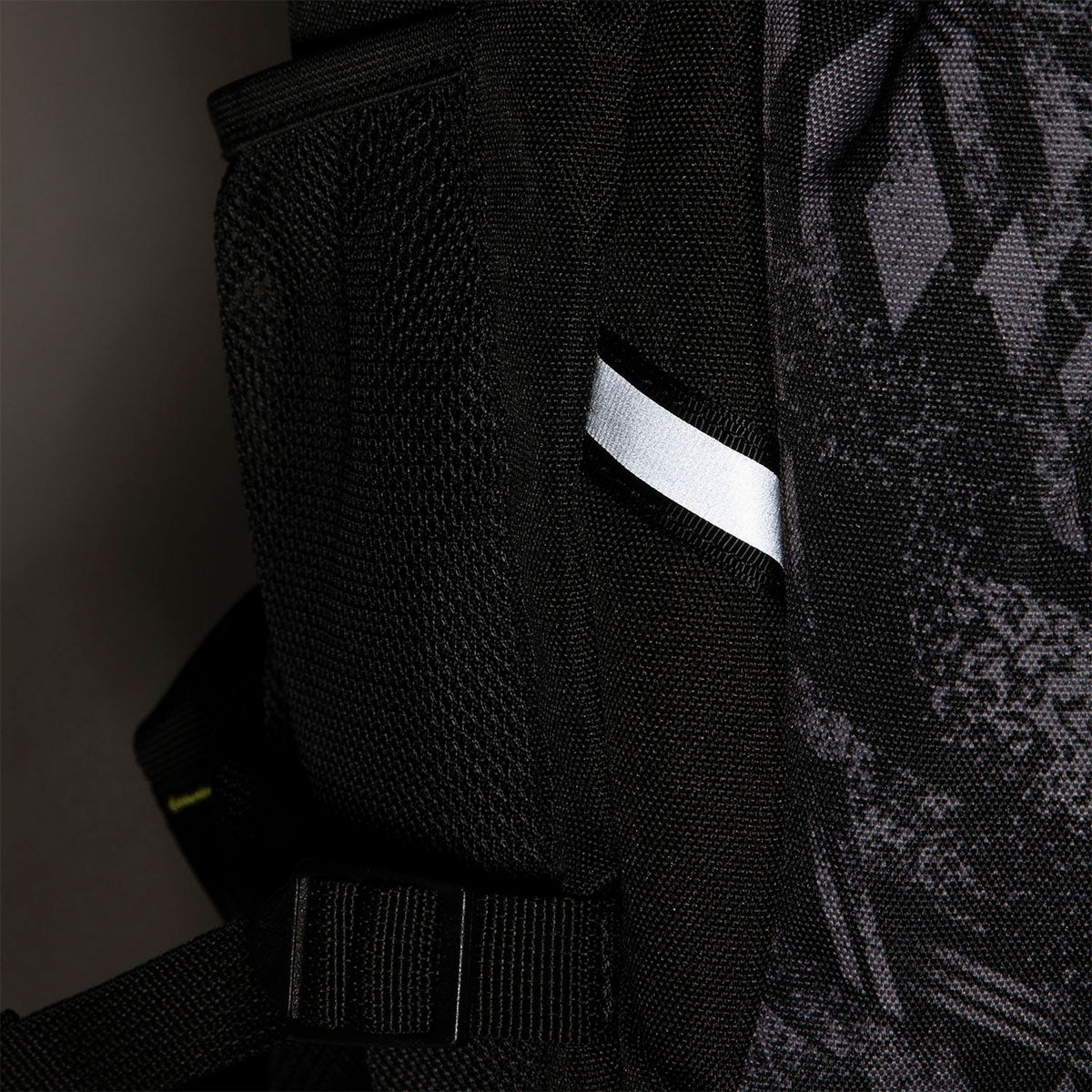 アンブロ umbro　バックパック ボールネット付 30L UF5SBP02U 詳細10