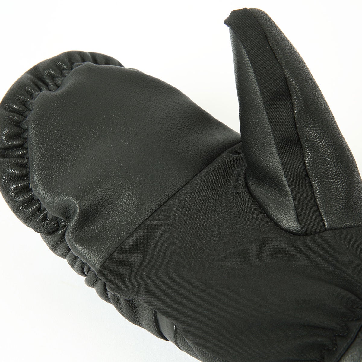 エビス eb's ARMA ZIP アルマジップ BLACK スキー スノーボードグローブ 2026-2027 装着イメージ（防水・保温）