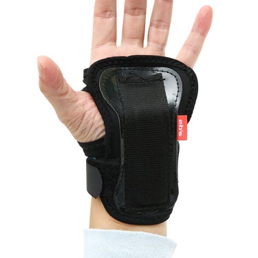 エビス eb's WRIST GUARD リストガード BLACK プロテクター 2026-2027 装着イメージ（グローブ・ウェア）