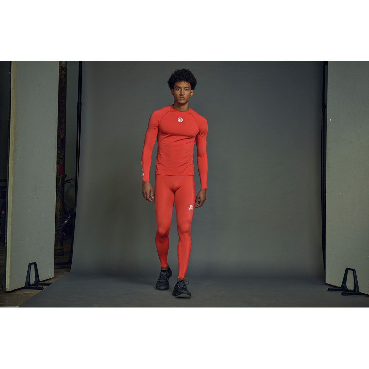 スキンズ SKINS SERIES-1 メンズ ロングタイツ ストレッチパンツ 18171110-063 2023年モデル 着用イメージ