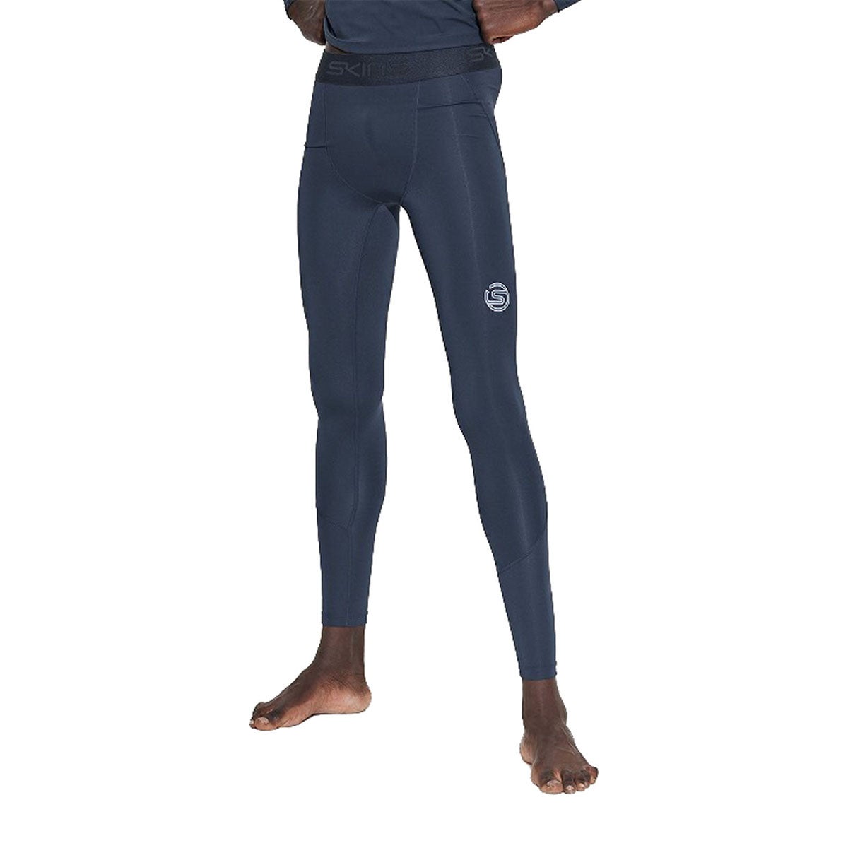 スキンズ SKINS SERIES-2 メンズ ロングタイツ ストレッチパンツ 18171210-098 2024年モデル サイドシルエット（ランニング）