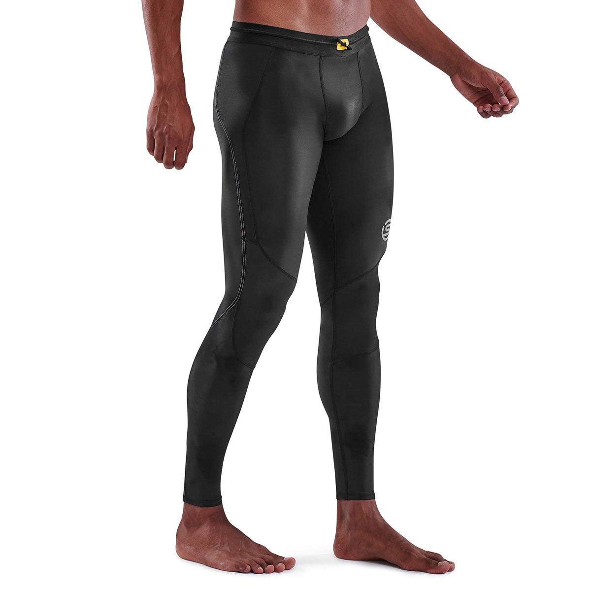 スキンズ SKINS SERIES-3 メンズ ロングタイツ ストレッチパンツ 18171310-019 2023年モデル 着用イメージ（ランニング）
