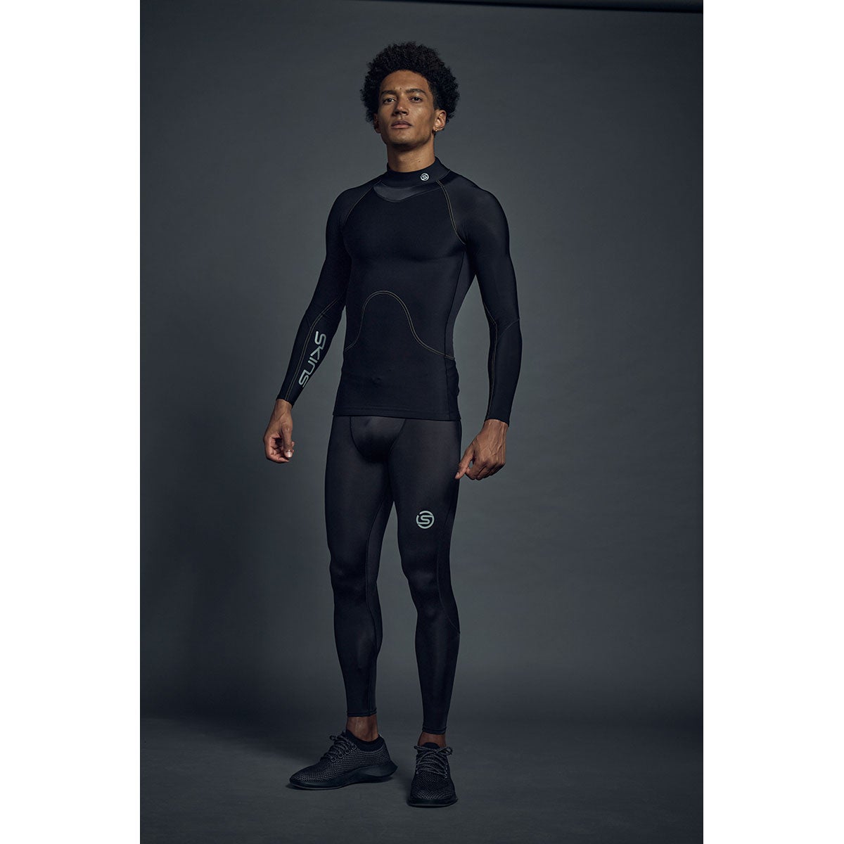 スキンズ SKINS SERIES-3 メンズ リカバリーロングタイツ ストレッチパンツ 18171311-019 2023年モデル カラーと質感（ランニング）