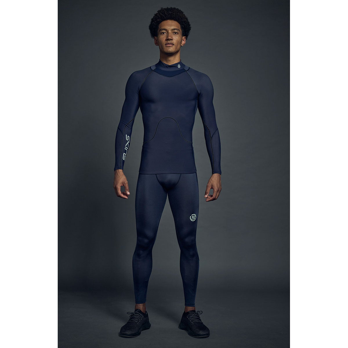 スキンズ SKINS SERIES-3 メンズ リカバリーロングタイツ ストレッチパンツ 18171311-098 2023年モデル 着用イメージ（ランニング）