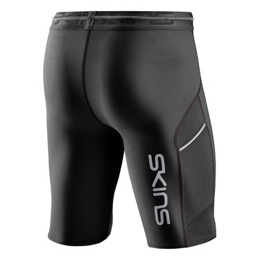 スキンズ SKINS SERIES-3 メンズ ハーフタイツ ストレッチパンツ 18171340-019 2023年モデル サイドシルエット（ランニング）