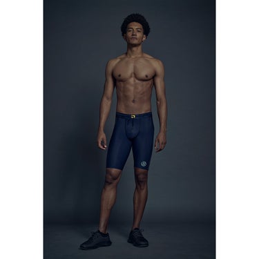 スキンズ SKINS SERIES-3 メンズ ハーフタイツ ストレッチパンツ 18171340-098 2023年モデル 着用イメージ（ランニング）