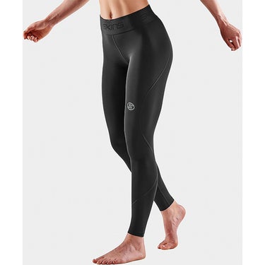スキンズ SKINS SERIES-2 ウィメンズ ロングタイツ ストレッチパンツ 18271210-019 2024年モデル 着用イメージ（ランニング）