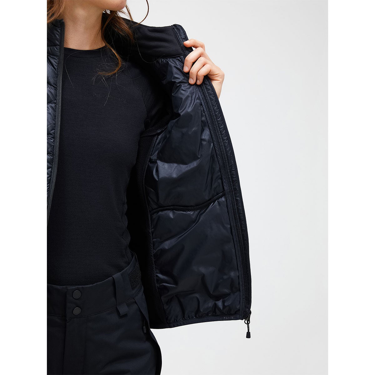 ピークパフォーマンス PEAK PERFORMANCE スキー スノーボードウェア ウィメンズ ヘリウムダウンハイブリッドジャケット W Helium Down Hybrid Jacket G79839-020 2026-2027 BLACK ロゴデザイン