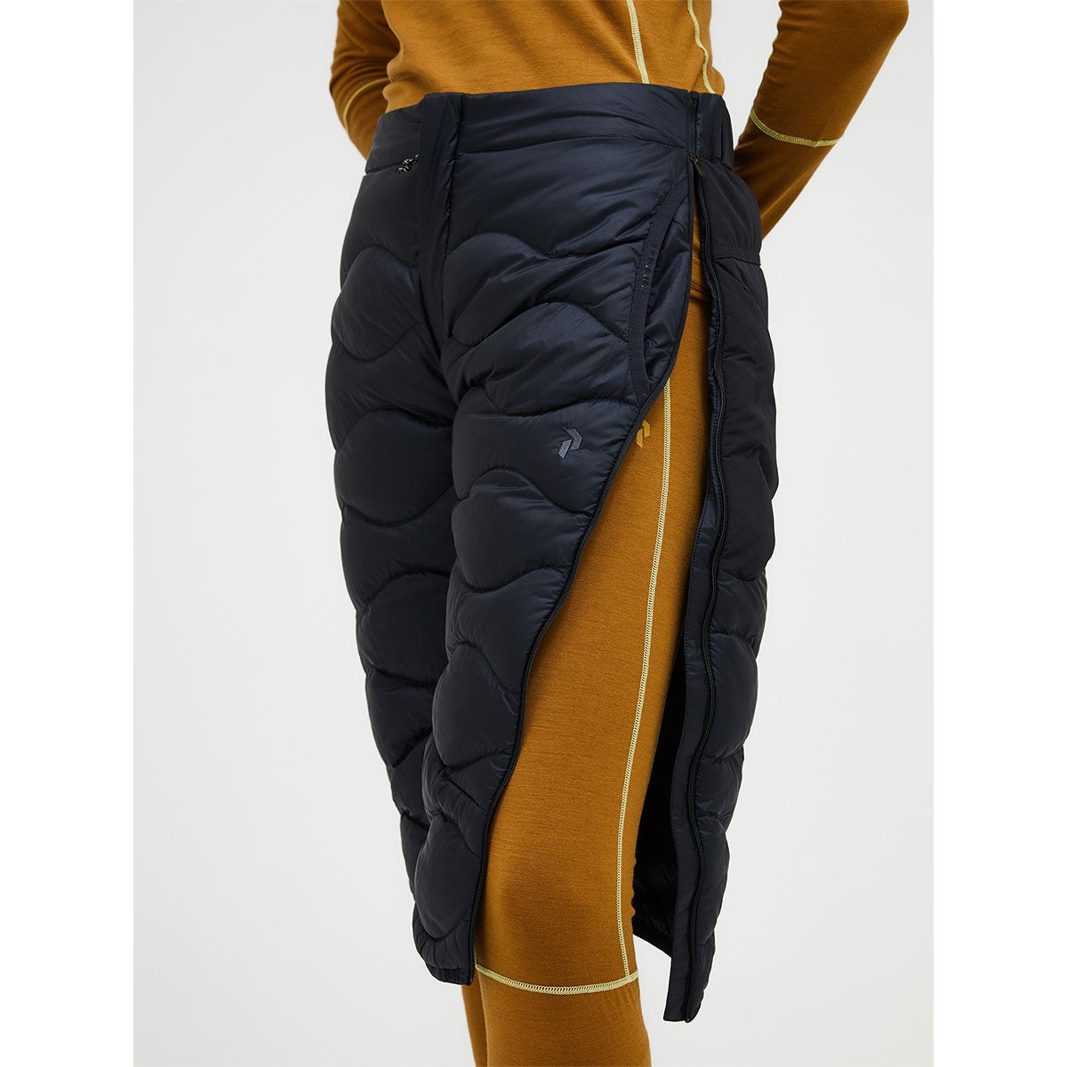 ピークパフォーマンス PEAK PERFORMANCE スキー スノーボードウェア ウィメンズ ヘリウムダウンショーツ W Helium Down Shorts G80450-010 2026-2027 BLACK 素材感