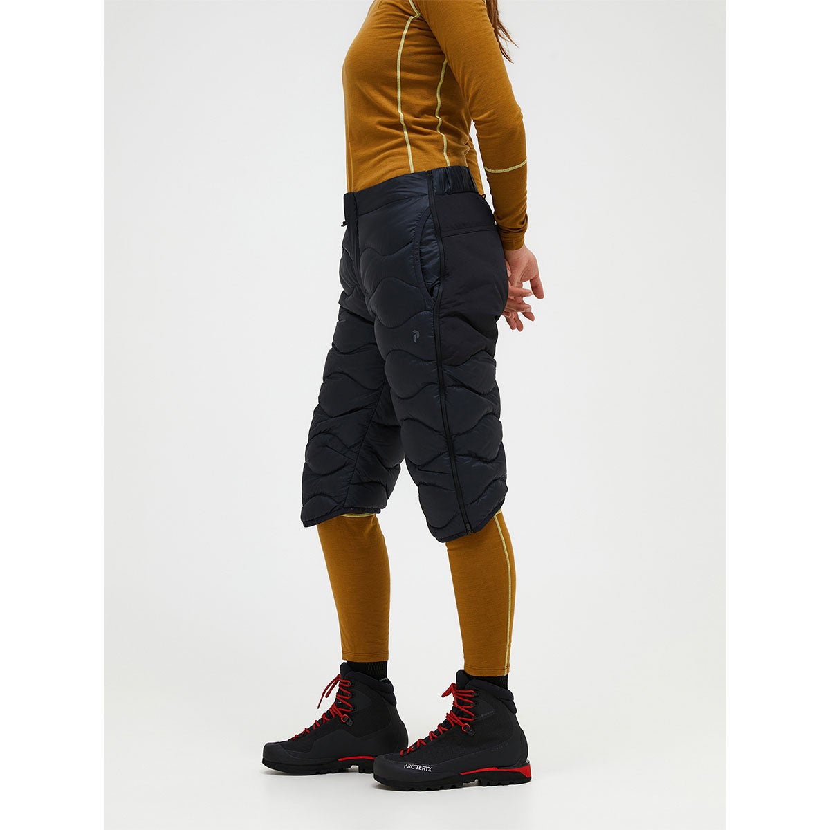 ピークパフォーマンス PEAK PERFORMANCE スキー スノーボードウェア ウィメンズ ヘリウムダウンショーツ W Helium Down Shorts G80450-010 2026-2027 BLACK 着用イメージ