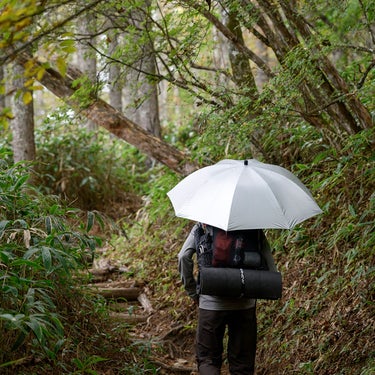 エバニュー EVERNEW 晴雨兼用 シャドウマスター60 SHADOW Master 60 EBYR790 2026-2027 使用イメージ ハイキング 背面