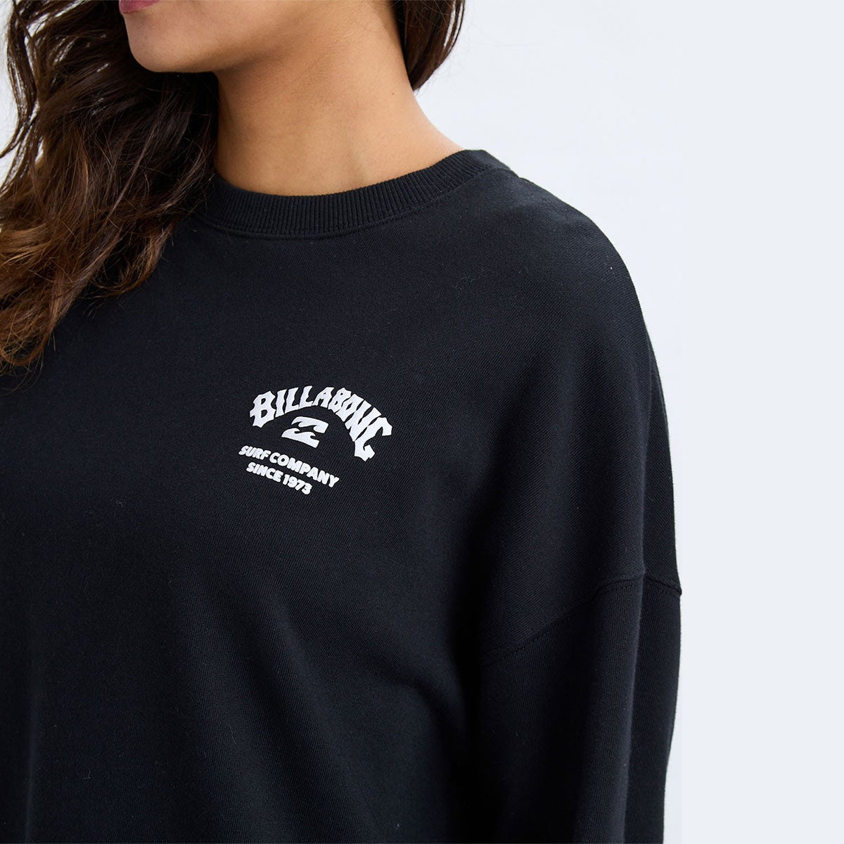 ビラボン BILLABONG SQUARE LOGO BOY FIT CREW スウェットトレーナーウィメンズ BF014004 着用イメージ
