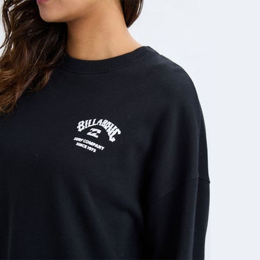 ビラボン BILLABONG SQUARE LOGO BOY FIT CREW スウェットトレーナーウィメンズ BF014004 着用イメージ