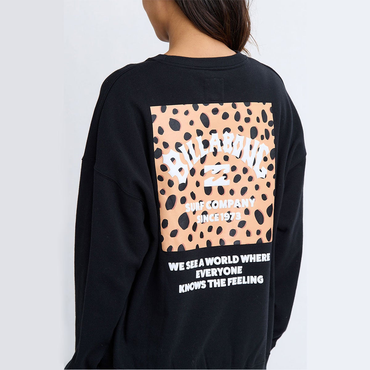 ビラボン BILLABONG SQUARE LOGO BOY FIT CREW スウェットトレーナーウィメンズ BF014004 着用イメージ