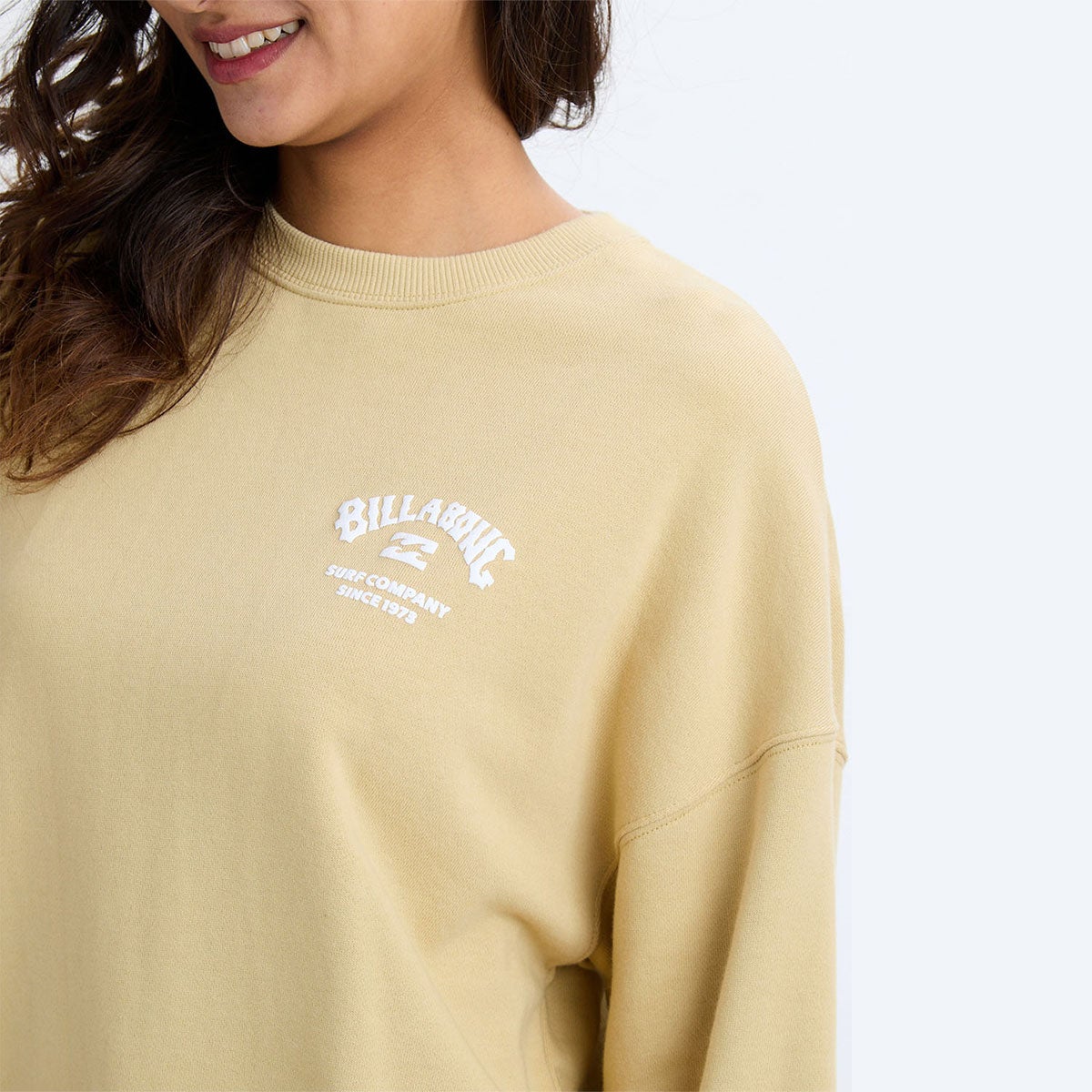 ビラボン BILLABONG SQUARE LOGO BOY FIT CREW スウェットトレーナーウィメンズ BF014004 着用イメージ