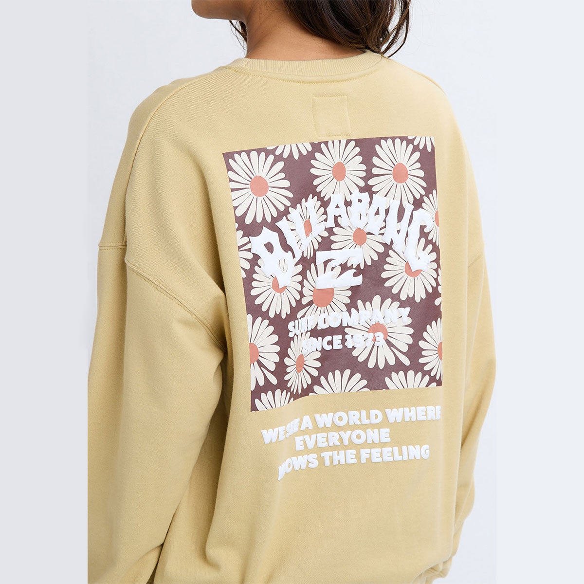 ビラボン BILLABONG SQUARE LOGO BOY FIT CREW スウェットトレーナーウィメンズ BF014004 着用イメージ