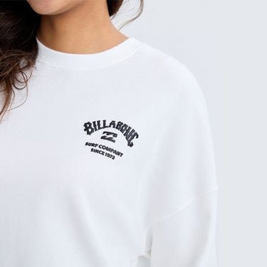 ビラボン BILLABONG SQUARE LOGO BOY FIT CREW スウェットトレーナーウィメンズ BF014004 着用イメージ