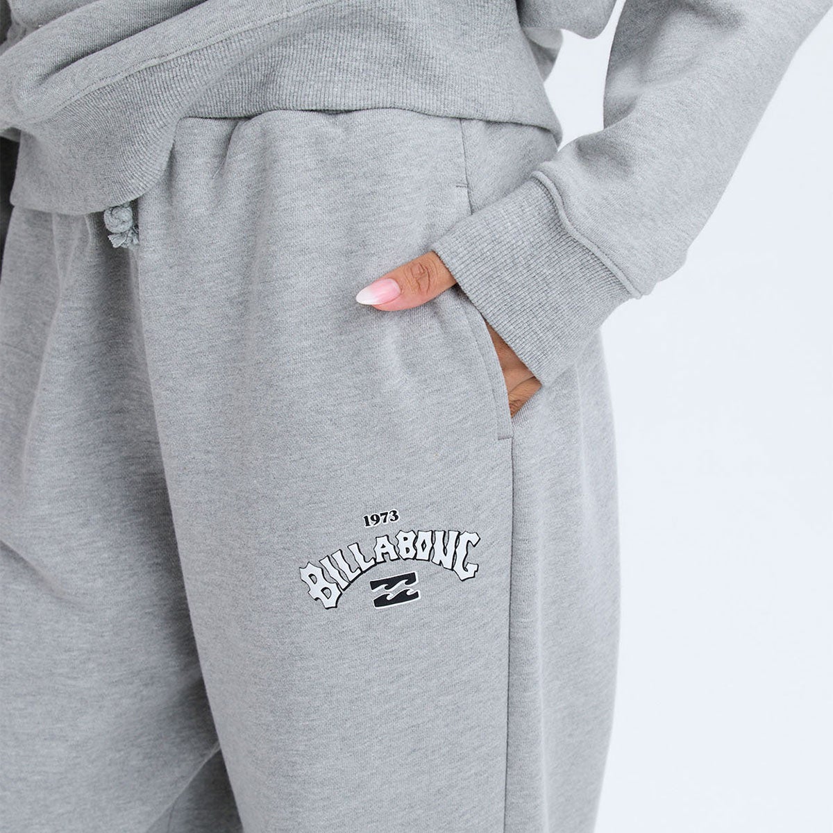 ビラボン BILLABONG ARCH LOGO SWEAT PANTS スウェットパンツウィメンズ BF014713 着用イメージ