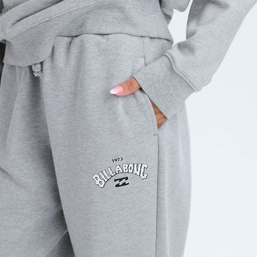 ビラボン BILLABONG ARCH LOGO SWEAT PANTS スウェットパンツウィメンズ BF014713 着用イメージ