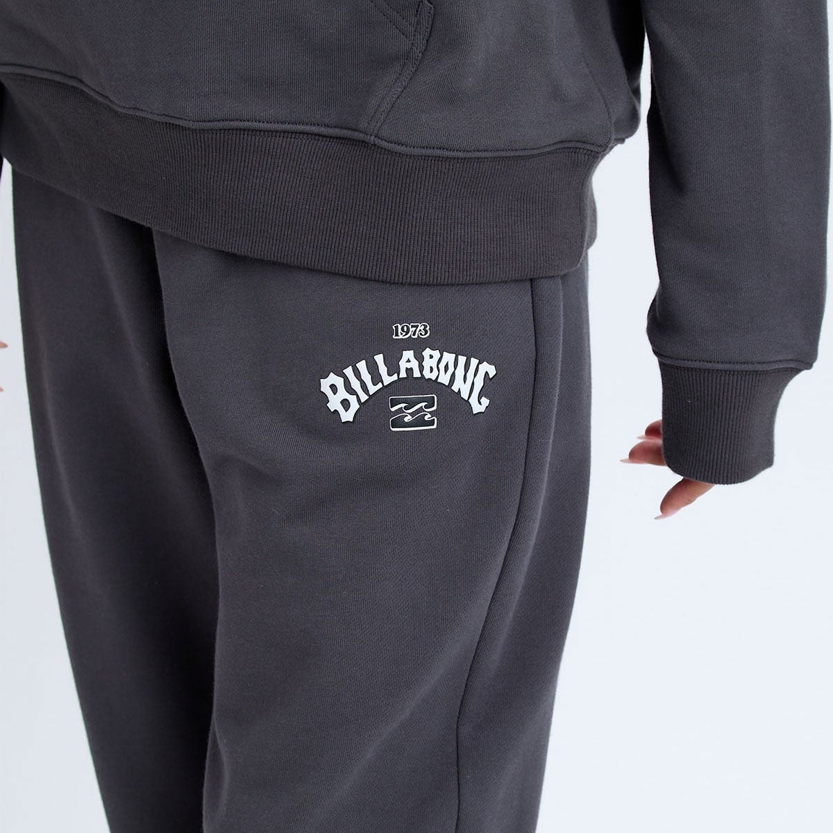 ビラボン BILLABONG ARCH LOGO SWEAT PANTS スウェットパンツウィメンズ BF014713 着用イメージ