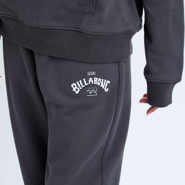 ビラボン BILLABONG ARCH LOGO SWEAT PANTS スウェットパンツウィメンズ BF014713 着用イメージ