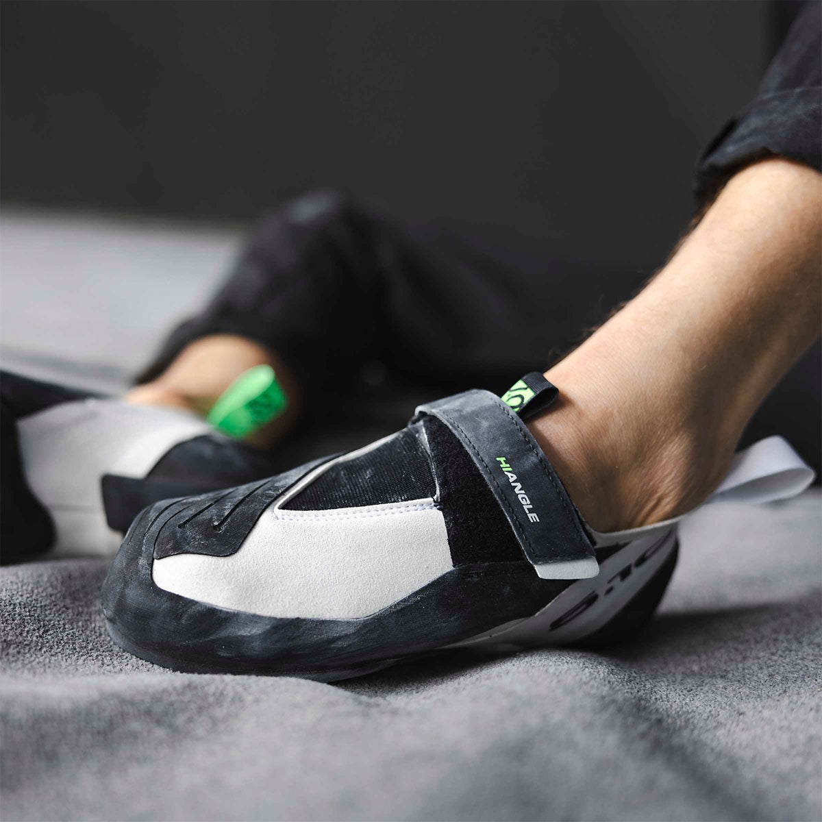 アディダス adidas ファイブテン ハイアングル クライミング / Five Ten Hiangle Climbing シューズ ホワイト EE9033 使用イメージ