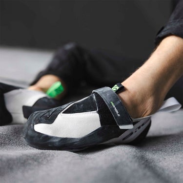 アディダス adidas ファイブテン ハイアングル クライミング / Five Ten Hiangle Climbing シューズ ホワイト EE9033 使用イメージ