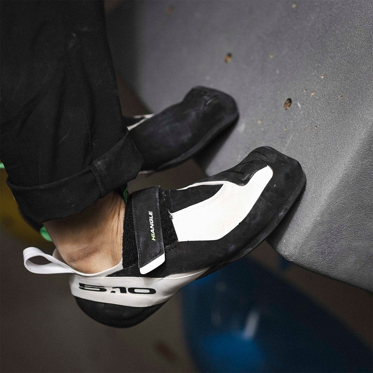 アディダス adidas ファイブテン ハイアングル クライミング / Five Ten Hiangle Climbing シューズ ホワイト EE9033 使用イメージ