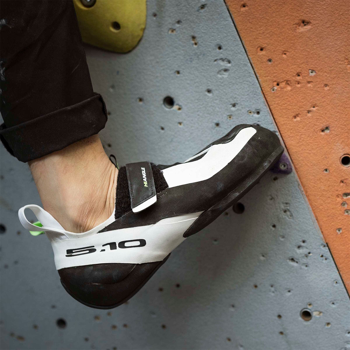 アディダス adidas ファイブテン ハイアングル クライミング / Five Ten Hiangle Climbing シューズ ホワイト EE9033 使用イメージ